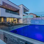 Villa Luxury Lorena With Heated Pool, Jacuzzi,sauna And Seaview