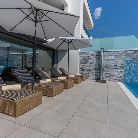 Luxury Lorena With Heated Pool, Jacuzzi,sauna And Seaview וילה קריקווניצה