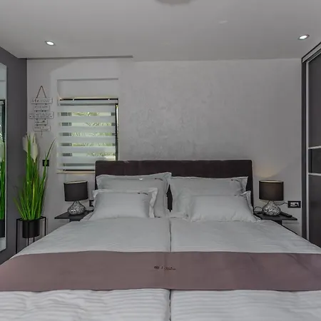 Luxury Lorena With Heated Pool, Jacuzzi,sauna And Seaview קריקווניצה