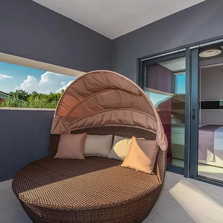 וילה Luxury Lorena With Heated Pool, Jacuzzi,sauna And Seaview קריקווניצה
