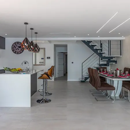Luxury Lorena With Heated Pool, Jacuzzi,sauna And Seaview וילה קריקווניצה