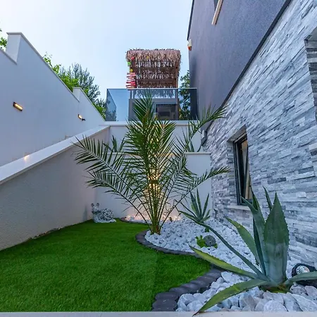 וילה Luxury Lorena With Heated Pool, Jacuzzi,sauna And Seaview קריקווניצה
