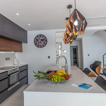 Luxury Lorena With Heated Pool, Jacuzzi,sauna And Seaview * קריקווניצה