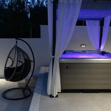 Luxury Lorena With Heated Pool, Jacuzzi,sauna And Seaview וילה קריקווניצה