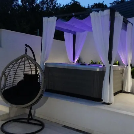Luxury Lorena With Heated Pool, Jacuzzi,sauna And Seaview וילה קריקווניצה