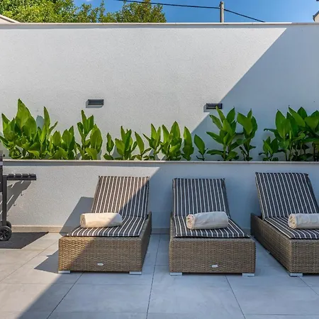 Luxury Lorena With Heated Pool, Jacuzzi,sauna And Seaview