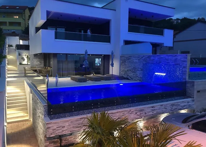 Luxury Lorena With Heated Pool, Jacuzzi,sauna And Seaview