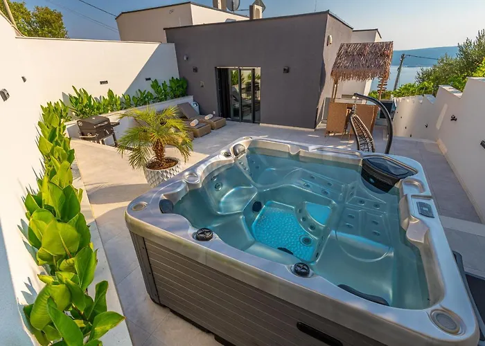 Luxury Lorena With Heated Pool, Jacuzzi,sauna And Seaview