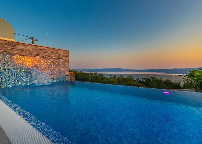 ヴィラ Luxury Lorena With Heated Pool, Jacuzzi,sauna And Seaview