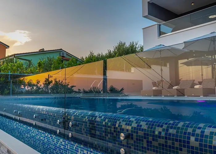 Luxury Lorena With Heated Pool, Jacuzzi,sauna And Seaview *