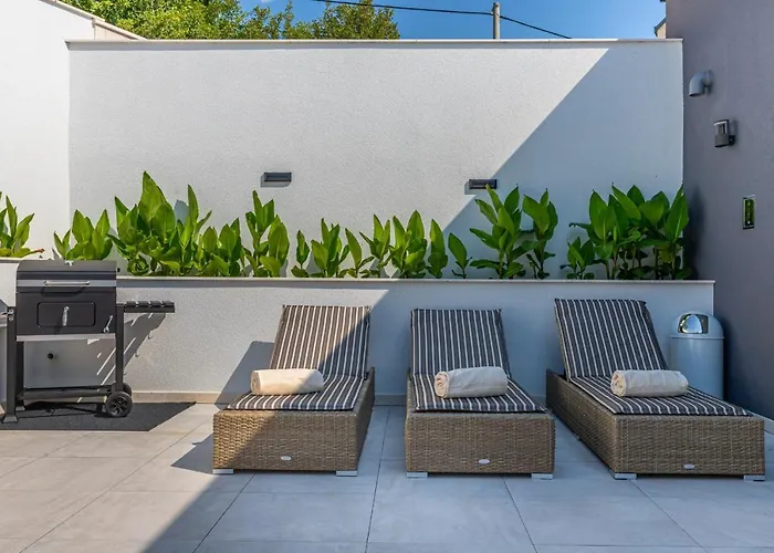 Luxury Lorena With Heated Pool, Jacuzzi,sauna And Seaview