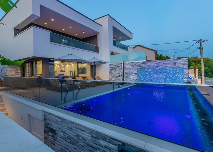 ヴィラ Luxury Lorena With Heated Pool, Jacuzzi,sauna And Seaview