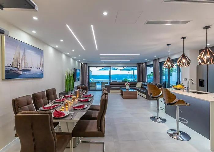 ヴィラ Luxury Lorena With Heated Pool, Jacuzzi,sauna And Seaview