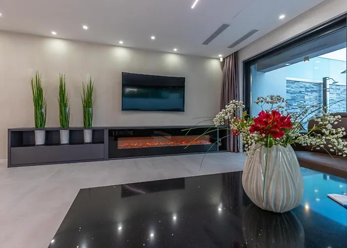 ヴィラ Luxury Lorena With Heated Pool, Jacuzzi,sauna And Seaview *