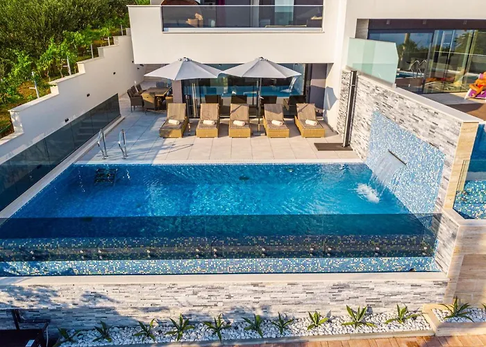 Luxury Lorena With Heated Pool, Jacuzzi,sauna And Seaview